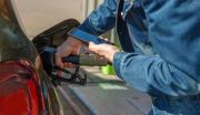 Esta es la multa que te pueden poner si usas el móvil mientras echas gasolina
