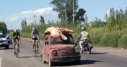 El antecedente local tras el vuelco en Mendoza: el día que en Médano de Oro llevaron carne ¡hasta en el techo de un auto!