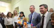 Orrego entregó 376 computadoras a docentes de Sarmiento y 25 de Mayo e inauguró una escuela en Cochagual