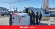 Un hombre hospitalizado tras choque y vuelco
