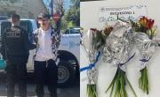 En La Plata: un romántico intentó escapar con ramos de flores para su novia, pero pasó enfrente de la Policía y fue detenido