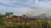 Quema de pastizales: el fuego se acercó a una planta de la SAT en Los Vázquez y hubo riesgo de explosión