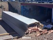 Mendoza: un camión frigorífico volcó y la policía controló un intento de saqueo