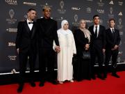 Los cantos y gritos del padre de Lamine Yamal antes de anunciar al ganador del Balón de Oro: polémica y acusaciones de robo