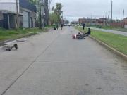 Locura al volante: el conductor de un auto arrolló a una motociclista y a un peatón y se fugó sin auxiliarlos en La Plata