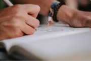 Escribir a mano para mejorar aprendizaje: hablan expertos ucabistas