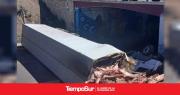 Un camión con carne volcó y la gente intentó llevarse las medias reces
