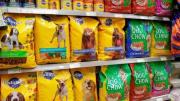 Defensa al Consumidor detecta alimentos para perros vencidos en Tarija y advierte multas de 10.000 bolivianos si se repite