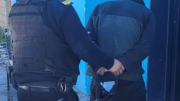 Volvió antes a su casa y sorprendió al ladrón