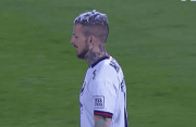 No escuchó: Benedetto erró un penal con un blooper nunca visto