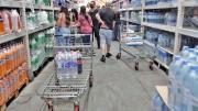 Las ventas en supermercados y mayoristas volvieron a caer en julio según el INDEC