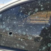 Naabol activa investigación por daños a vehículos durante despegue de avión en el Aeropuerto Jorge Wilstermann