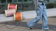 Un truco de costura en casa facilísimo: cómo arreglar unos baggy jeans para que no arrastren