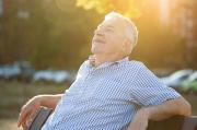 Consumir vitamina D previene los problemas de huesos en la vejez: qué alimentos la contienen