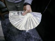 El dólar bajó a $1.385 y según operadores el Tesoro aprovechó para realizar compras