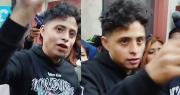 Video: Vocalista de Sangre Cumbiera lanza micrófono de un medio tras su audiencia cautelar