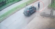 Video: brutal accidente en La Plata terminó con dos personas gravemente heridas y un automovilista prófugo