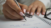 Escribir a mano, un hábito que recomiendan los neurólogos para estimular el cerebro