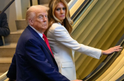 Donald Trump en la ONU: La escalera mecánica se apagó al abordarla con Melania, luego el apuntador no funcionaba