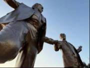 Amigos para siempre: la estatua de Trump y Epstein que genera escándalo en Washington