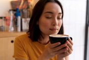 Lo que ocurre en tu cuerpo cuando el café se convierte en hábito: doctora explica sus efectos
