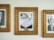 Donald Trump presentó una galería de fotos de presidentes en la Casa Blanca: de Joe Biden solo dejó su firma