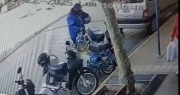 En un minuto y 20 segundos, mirá cómo roban una moto en pleno día y de una esquina del corazón de Capital