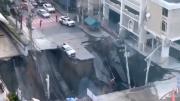 Un agujero gigante se abrió en la calle frente a un hospital: las razones del desastre
