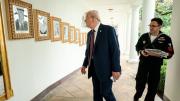 Donald Trump sustituye el retrato de Biden por su firma con 'autopen' en la Casa Blanca