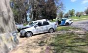Fuertísimo choque en La Plata: un auto colisionó con una camioneta y se incrustó contra una casa