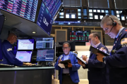El riesgo país baja más de 140 puntos y acciones argentinas suben hasta 11%