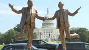 VIDEO VIRAL: La estatua de Donald Trump y Jeffrey Esptein tomados de la mano que apareció frente al Capitolio