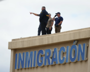 Hombre armado abrio fuego en una instalación de inmigración en Dallas