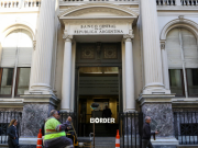 El Gobierno celebra con la caída del dólar y el riesgo país