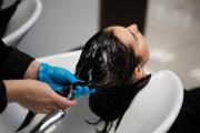 Conoce cuál es el aceite natural que debes aplicar en el cabello si quieres alisarlo fácil y rápido