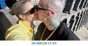 El cantante de Ke Personajes y su novia española compartieron una apasionada imagen
