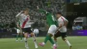 Así fue la jugada que derivó en el penal para Palmeiras contra River y que la transmisión no repitió