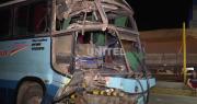 Aparatoso accidente deja seis heridos y severos daños en la parte frontal de una flota