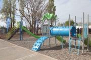 Juegos, luces LED y seguridad: cómo quedó la renovada plaza de Canal V de Neuquén