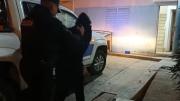 Le dio albergue, pero el huésped se puso violento y terminó preso