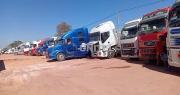 Conductores denuncian que más de 350 cisternas bolivianas esperan cargar combustible en Paraguay