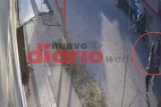 Dos motociclistas asaltaron a una mujer en plena Moreno (VIDEO)