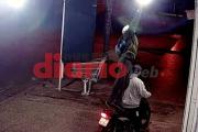 Video: se subieron a la vereda, se pararon encima de la moto y le sacaron los focos a un local