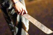 En una plaza, le sustrajeron el celular y atacaron a machetazos a un joven