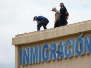Un inmigrante muerto y otros dos heridos a tiros bajo custodia de Estados Unidos: qué se sabe del tiroteo en el Centro de Detención del ICE en Dallas