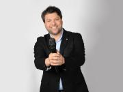 Buenas noches familia, el programa que consagró a Guido Kaczka y que ayuda a medio mundo con sus shows a la gorra bancaria