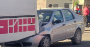 ¡Tremendo! Un auto quedó destrozado tras chocar contra un colectivo en Pocito