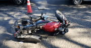 Una mujer y su hijo de 2 años resultaron heridos en La Plata tras ser atropellados por un motociclista
