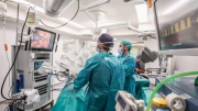 Lo operaron de próstata y se “olvidaron” un tubo en el cuerpo: ahora deben pagarle una suma millonaria