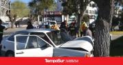 Chocaron dos autos y uno impactó contra un árbol